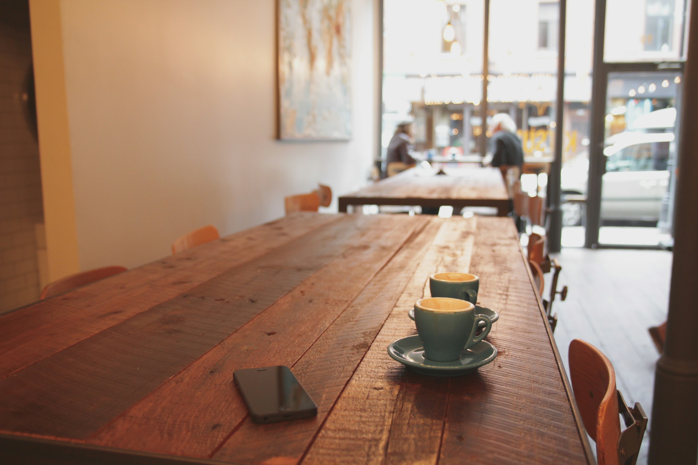 Un lieu de rencontre, une table et deux tasses de café